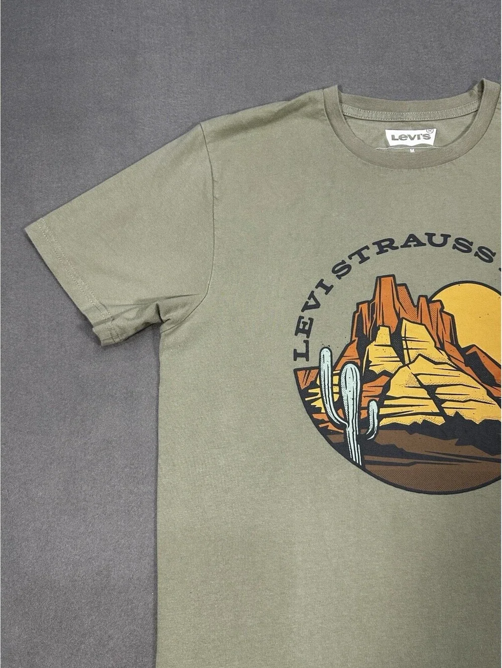 Levi’s Strauss & Co Men’s Medium Graphic T-Shirt Olive Green Desert Print Cotton